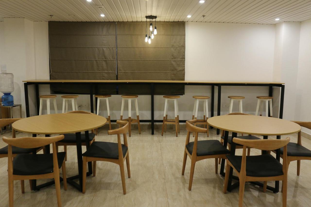 Hotel Sm Hives Bhubaneswar Esterno foto